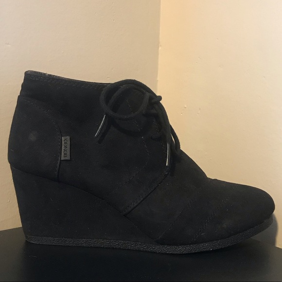 BONGO Shoes - NWOT Bongo Josie Lace-up Wedge Booties